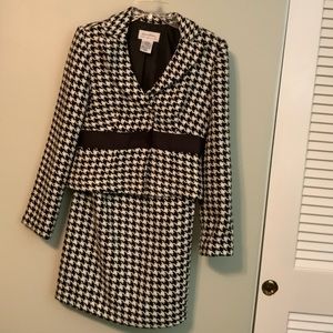 Like new, 2 pc houndstooth suit, size 8